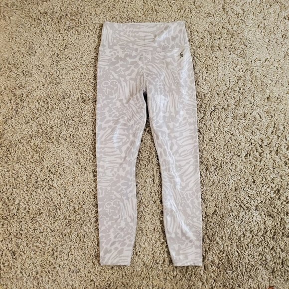 GOOD AMERICAN | Icy Snow Leopard Foil Crop Athletic Yoga Leggings (Size S / 2) - Picture 3 of 8